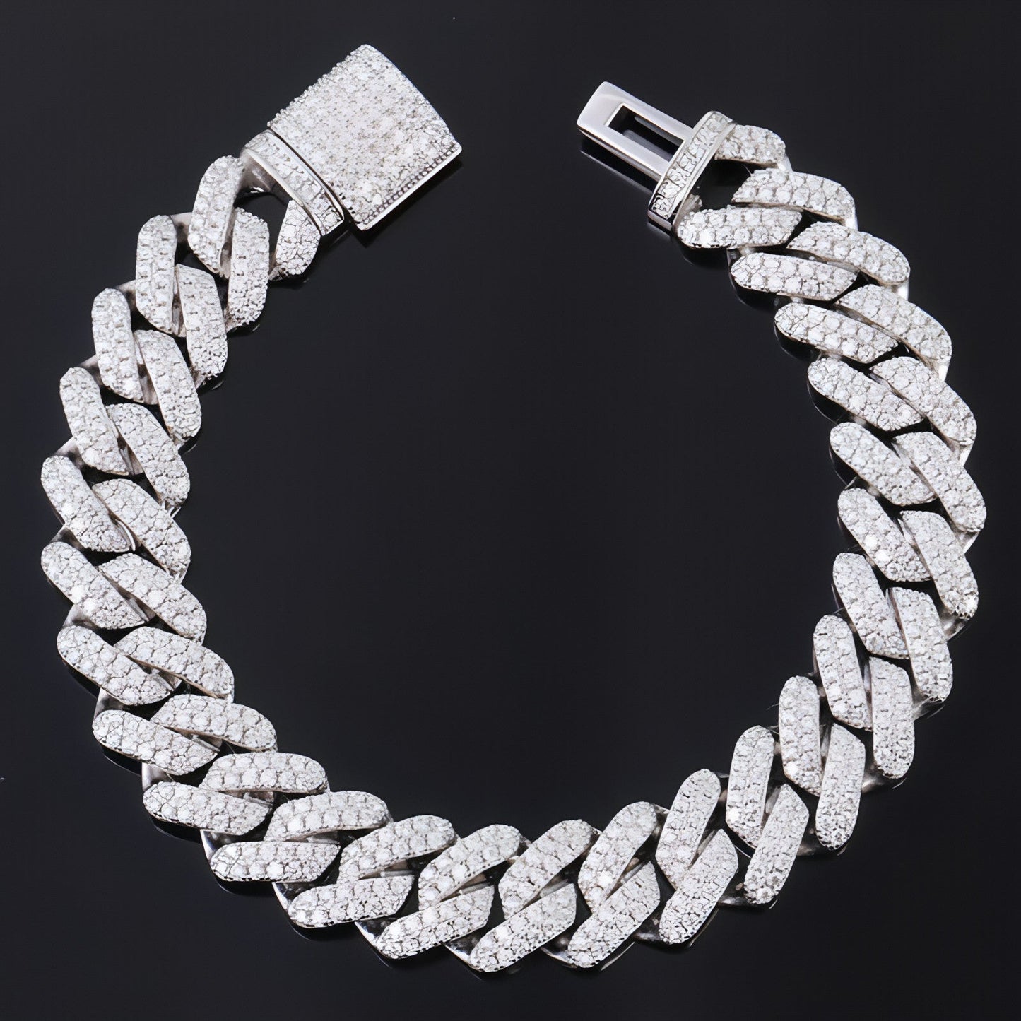 LuxeJewels⢠Diamond Cuban Bracelet